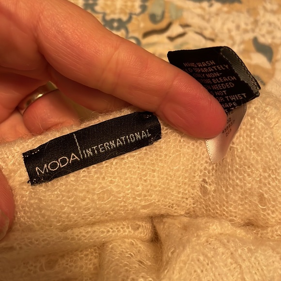 Size small, feminine light sweater - Picture 3 of 5